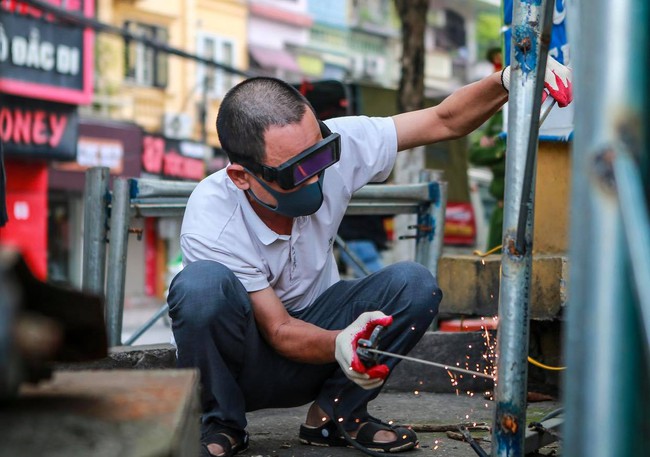 Hà Nội: Hàn rào sắt tại khu vui chơi ngăn người dân tập thể dục  - Ảnh 7.