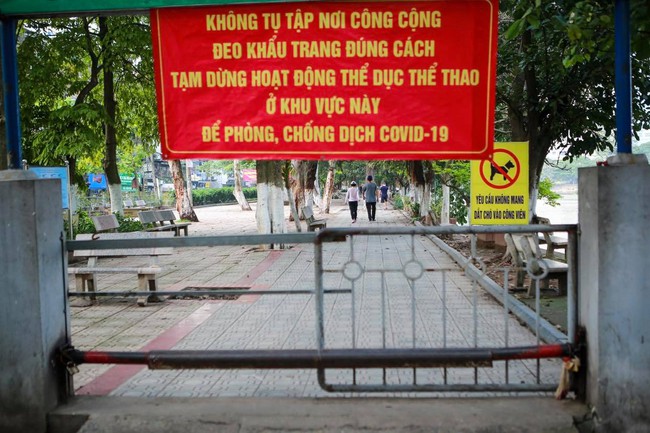 Hà Nội: Hàn rào sắt tại khu vui chơi ngăn người dân tập thể dục  - Ảnh 1.