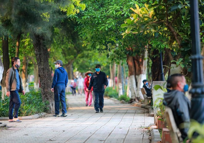 Hà Nội: Hàn rào sắt tại khu vui chơi ngăn người dân tập thể dục  - Ảnh 2.