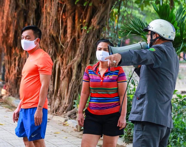 Hà Nội: Hàn rào sắt tại khu vui chơi ngăn người dân tập thể dục  - Ảnh 9.