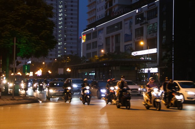 Chùm ảnh: Các tụ điểm công cộng tại Hà Nội dần trở nên đông đúc sau một tuần thực hiện cách ly xã hội - Ảnh 16.