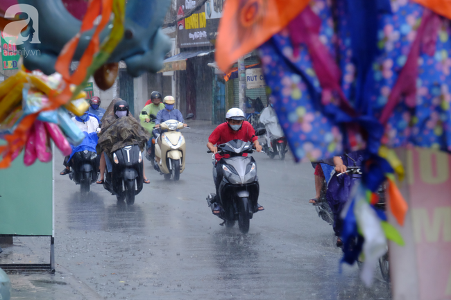 Người Sài Gòn vui mừng đón &quot;cơn mưa vàng&quot; đổ xuống bất ngờ làm dịu mát đường phố sau bao ngày oi bức - Ảnh 5.