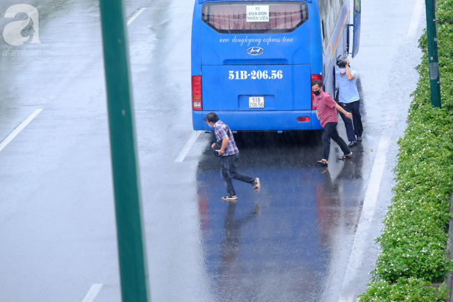 Người Sài Gòn vui mừng đón &quot;cơn mưa vàng&quot; đổ xuống bất ngờ làm dịu mát đường phố sau bao ngày oi bức - Ảnh 3.
