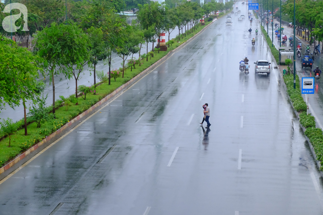 Người Sài Gòn vui mừng đón &quot;cơn mưa vàng&quot; đổ xuống bất ngờ làm dịu mát đường phố sau bao ngày oi bức - Ảnh 10.