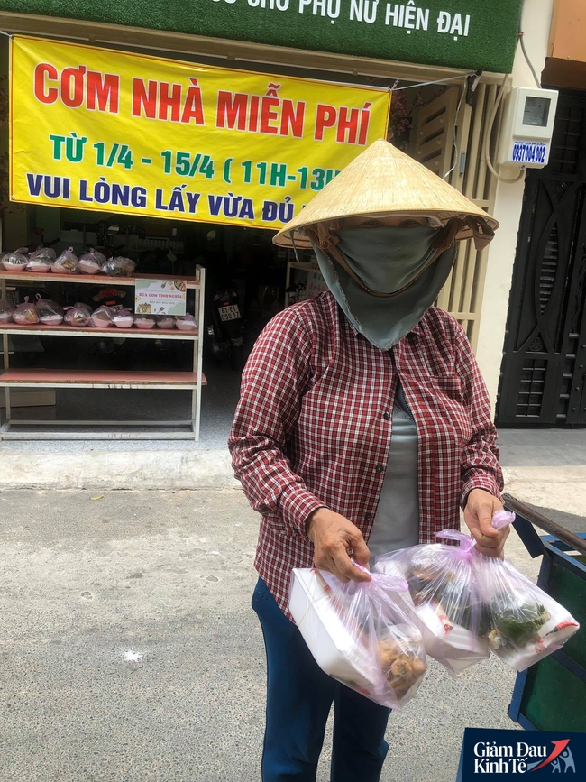 Bà mẹ hai con tốt bụng ở Sài Gòn nấu hàng trăm suất cơm cho người nghèo, người lang thang mùa cách ly Covid-19 - Ảnh 3.