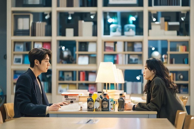 Lee Min Ho đi thư viện nhưng mãi nhìn Kim Go Eun đắm đuối, thần thái ngút ngàn khiến ai cũng trầm trồ trong &quot;Quân vương bất diệt&quot; - Ảnh 4.