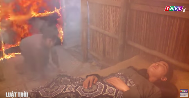 "Luật trời" tập 11: Bà Cúc nằm bất động, hỏng cả mặt vì lao vào lửa tìm di vật của Thảo (Quỳnh Lam) - Ảnh 3. "Luật trời" tập 11: Bà Cúc nằm bất động, hỏng cả mặt vì lao vào lửa tìm di vật của Thảo (Quỳnh Lam) - Ảnh 3.