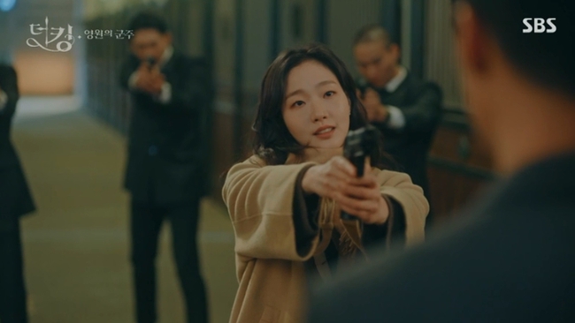 &quot;Quân vương bất diệt&quot; tập 5: Lee Min Ho đánh liều hôn Kim Go Eun, nhưng phản ứng của nàng &quot;crush&quot; lại gượng gạo thế này - Ảnh 2.
