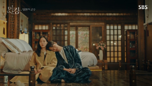 &quot;Quân vương bất diệt&quot; tập 5: Lee Min Ho đánh liều hôn Kim Go Eun, nhưng phản ứng của nàng &quot;crush&quot; lại gượng gạo thế này - Ảnh 4.