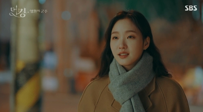 &quot;Quân vương bất diệt&quot; tập 5: Lee Min Ho đánh liều hôn Kim Go Eun, nhưng phản ứng của nàng &quot;crush&quot; lại gượng gạo thế này - Ảnh 6.