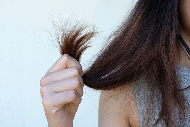 Chuyên gia cảnh báo: Bạn cứ làm 4 điều này với mái tóc trước khi đi ngủ thì giấc mơ tóc đẹp bồng bềnh mãi xa vời - Ảnh 2.
