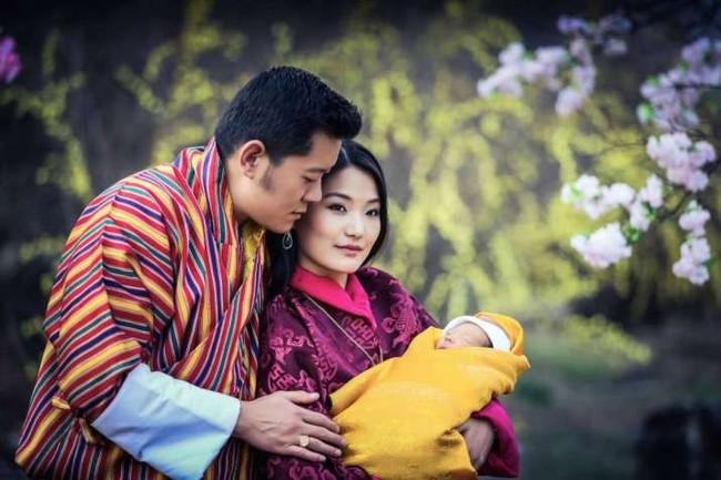 Hoàng hậu &quot;vạn người mê&quot; Bhutan: Người mẹ chăm sóc con giống như nuôi dưỡng một cây xanh, tưởng chừng như đơn giản nhưng không phải ai cũng làm được - Ảnh 1.