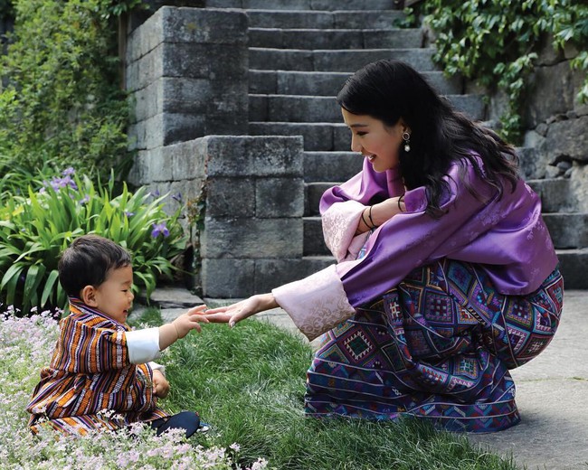 Hoàng hậu &quot;vạn người mê&quot; Bhutan: Người mẹ coi việc nuôi dưỡng con giống như chăm một cây xanh, tưởng chừng đơn giản nhưng không phải ai cũng làm được - Ảnh 3.