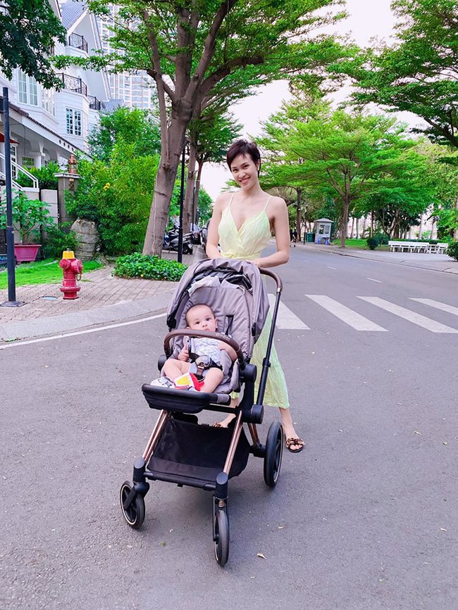 Phương Mai thay con trai viết: H&ocirc;m nay l&agrave; ng&agrave;y g&igrave; m&agrave; mụ ph&ugrave; thuỷ lại đem con đi l&agrave;m đạo cụ chụp h&igrave;nh nữa c&aacute;c c&ocirc; ch&uacute; b&aacute;c ơi.