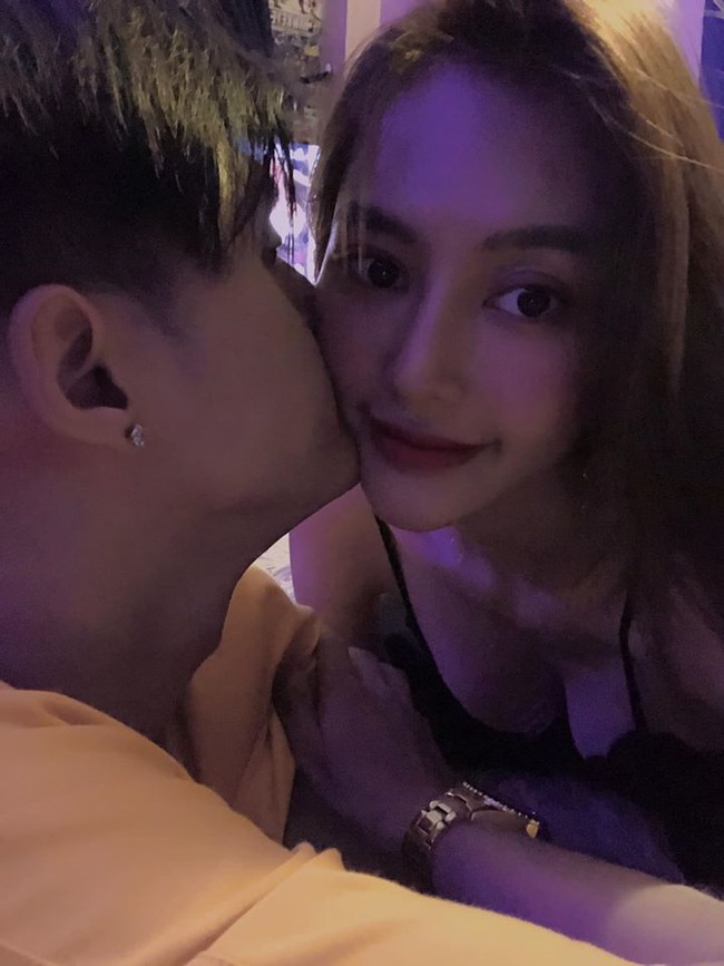 Linh Chi up h&igrave;nh được L&acirc;m Vinh Hải &ocirc;m h&ocirc;n t&igrave;nh tứ.