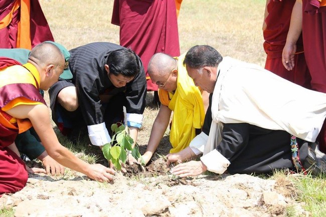 Hoàng hậu &quot;vạn người mê&quot; Bhutan: Người mẹ chăm sóc con giống như nuôi dưỡng một cây xanh, tưởng chừng như đơn giản nhưng không phải ai cũng làm được - Ảnh 2.