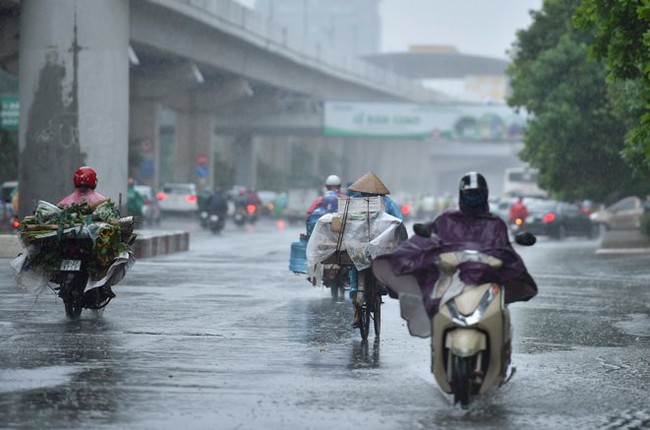 Chiều nay Hà Nội và miền Bắc đón mưa giông diện rộng sau chuỗi ngày nắng nóng đổ lửa - Ảnh 1.