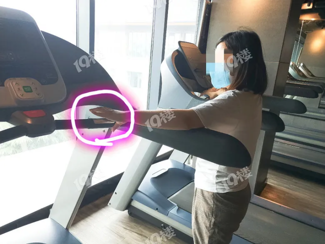Người phụ nữ bị điện giật khi đang chạy bộ trên máy, vị trí phát ra dòng điện gây chú ý vì nhiều người hay chạm vào - Ảnh 3. Người phụ nữ bị điện giật khi đang chạy bộ trên máy, vị trí phát ra dòng điện gây chú ý vì nhiều người hay chạm vào - Ảnh 3.