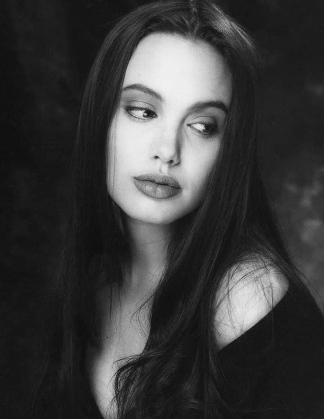 Loạt ảnh thời bé đến thiếu nữ của Angelina Jolie &quot;gây sốt&quot; trở lại, nhan sắc của đại mỹ nhân Hollywood trong quá khứ có gì mà &quot;hot&quot; vậy? - Ảnh 8.