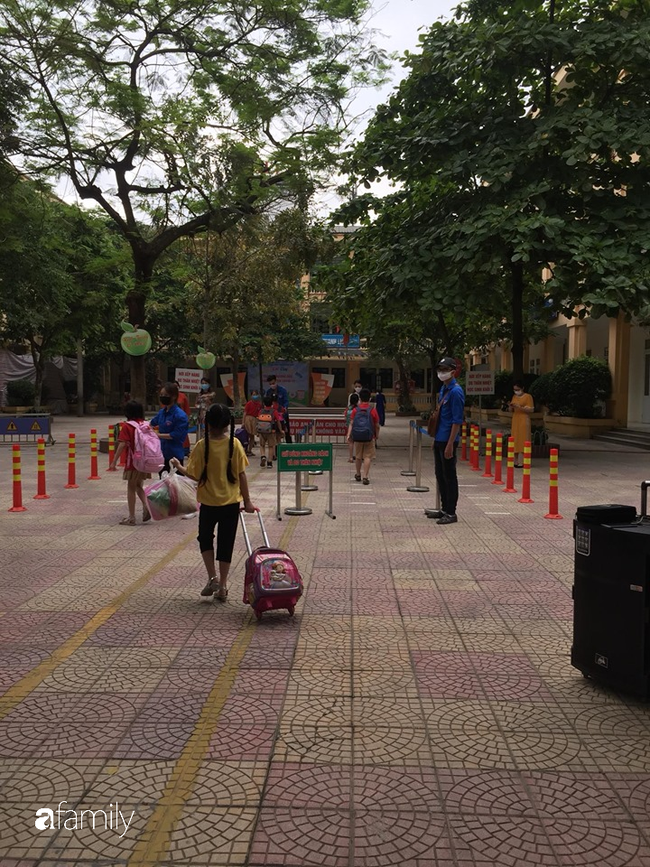 Vui sao ngày đầu đi học lại: Thầy cô ân cần đứng chờ tận cổng, nhạc tưng bừng chào đón các em  - Ảnh 2.