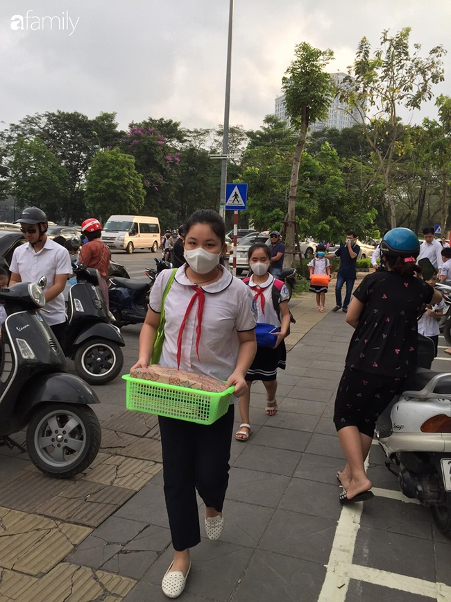 Vui sao ngày đầu đi học lại: Thầy cô ân cần đứng chờ tận cổng, nhạc tưng bừng chào đón các em  - Ảnh 8.