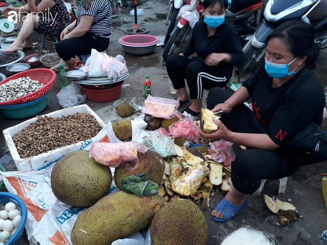 Mít mật, mít dai quê ruột vàng ruộm, múi dày, ngọt giá 25-30 ngàn đồng/kg bán khắp chợ dân sinh Hà Nội - Ảnh 1.