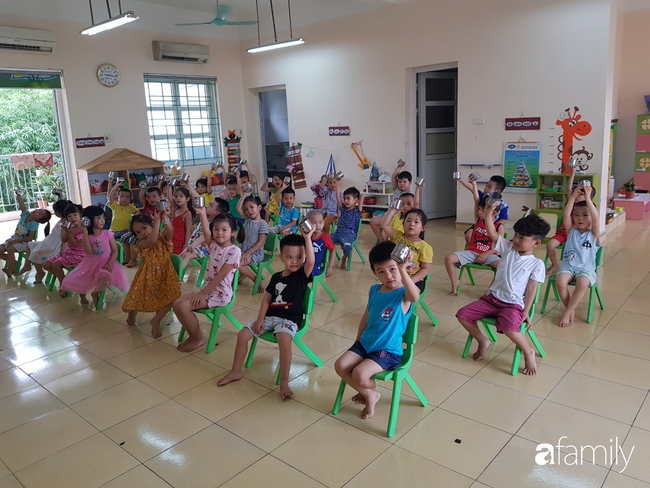 Học sinh Mầm non, Tiểu học ngày đầu đi học lại: Thầy cô ân cần đứng chờ tận cổng, nhiều em ôm chặt mẹ khóc mếu không chịu rời - Ảnh 10.