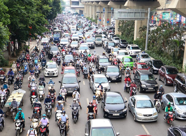 Tắc đường, nỗi khiếp sợ của người dân Thủ đô tiếp tục tiếp diễn trong ngày các em học sinh mầm non đến trường - Ảnh 1.