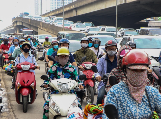 Tắc đường, nỗi khiếp sợ của người dân Thủ đô tiếp tục tiếp diễn trong ngày các em học sinh mầm non đến trường - Ảnh 6.