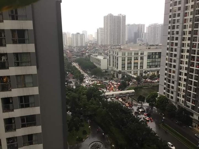 Sau cơn mưa lớn vào sáng sớm, Hà Nội tắc đường kinh hoàng, người dân khổ sở đội mưa đi học, đi làm - Ảnh 6. Sau cơn mưa lớn vào sáng sớm, Hà Nội tắc đường kinh hoàng, người dân khổ sở đội mưa đi học, đi làm - Ảnh 6.