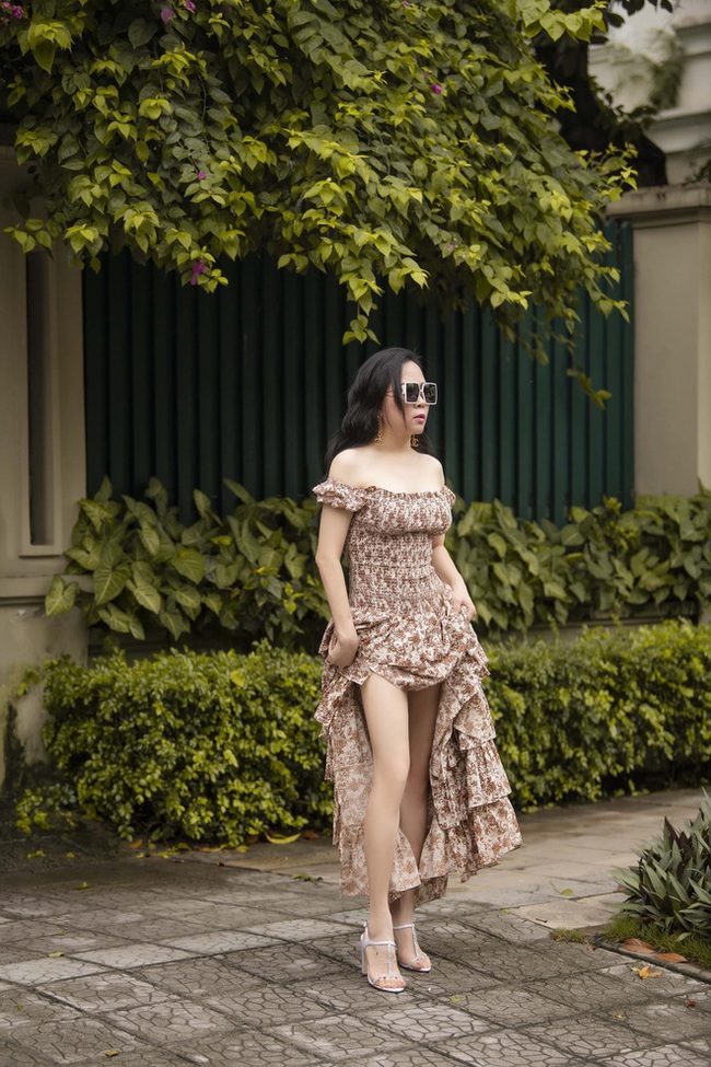 Phượng Chanel khoe vóc dáng chuẩn chỉnh cùng đôi chân nuột nà ở tuổi 43, đáng chú ý nhất vẫn là &quot;bờ vai đẹp nhất Việt Nam&quot; được Vũ Khắc Tiệp khen tới tấp - Ảnh 4.