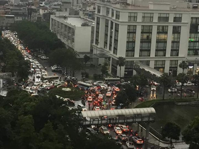 Sau cơn mưa lớn vào sáng sớm, Hà Nội tắc đường kinh hoàng, người dân khổ sở đội mưa đi học, đi làm - Ảnh 7. Sau cơn mưa lớn vào sáng sớm, Hà Nội tắc đường kinh hoàng, người dân khổ sở đội mưa đi học, đi làm - Ảnh 7.