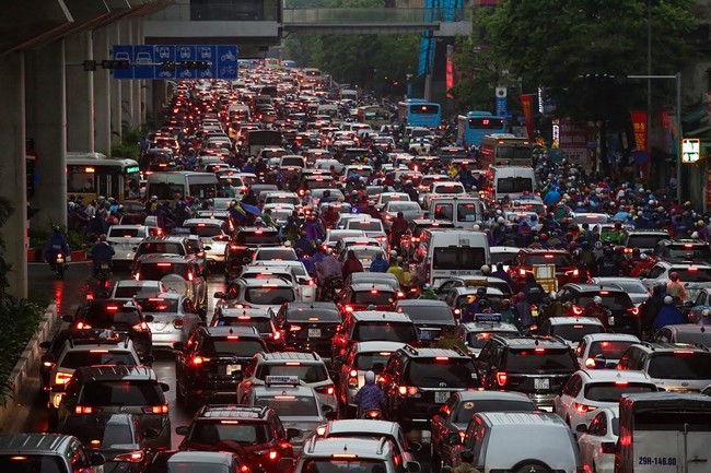 Sau cơn mưa lớn vào sáng sớm, Hà Nội tắc đường kinh hoàng, người dân khổ sở đội mưa đi học, đi làm - Ảnh 9. Sau cơn mưa lớn vào sáng sớm, Hà Nội tắc đường kinh hoàng, người dân khổ sở đội mưa đi học, đi làm - Ảnh 9.