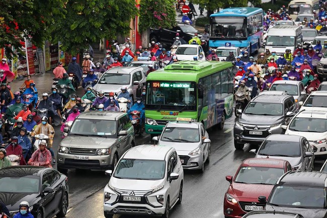 Sau cơn mưa lớn vào sáng sớm, Hà Nội tắc đường kinh hoàng, người dân khổ sở đội mưa đi học, đi làm - Ảnh 10. Sau cơn mưa lớn vào sáng sớm, Hà Nội tắc đường kinh hoàng, người dân khổ sở đội mưa đi học, đi làm - Ảnh 10.