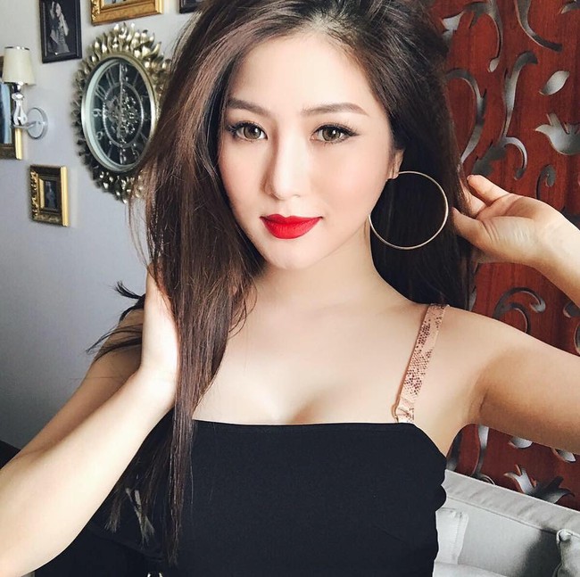 Hương Tr&agrave;m khoe kh&eacute;o v&ograve;ng một căng đầy, g&acirc;y ấn tượng với kiểu make-up quyến rũ.