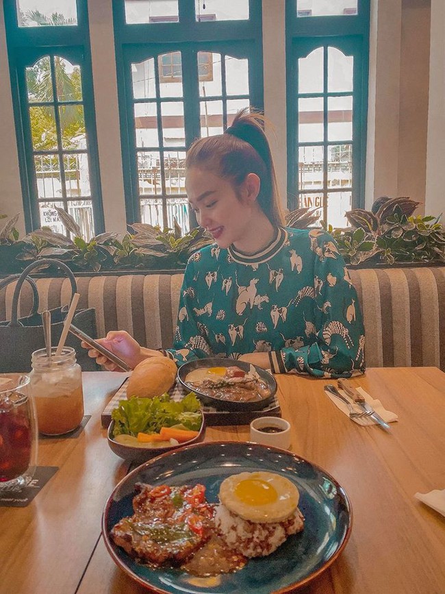 Minh Hằng chia sẻ: Đi ăn m&agrave; bị chụp l&eacute;n... ngại gh&ecirc;.