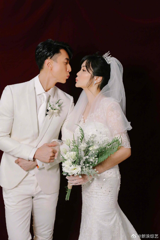 Sau hơn 20 năm chung sống, Ngô Tôn cuối cùng cũng thực hiện ước mơ được diện váy và chụp hình cưới của vợ - Ảnh 1.