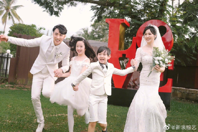 Sau hơn 20 năm chung sống, Ngô Tôn cuối cùng cũng thực hiện ước mơ được diện váy và chụp hình cưới của vợ - Ảnh 4.