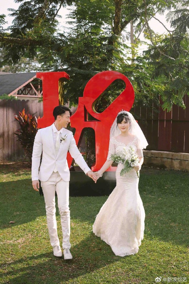 Sau hơn 20 năm chung sống, Ngô Tôn cuối cùng cũng thực hiện ước mơ được diện váy và chụp hình cưới của vợ - Ảnh 3.