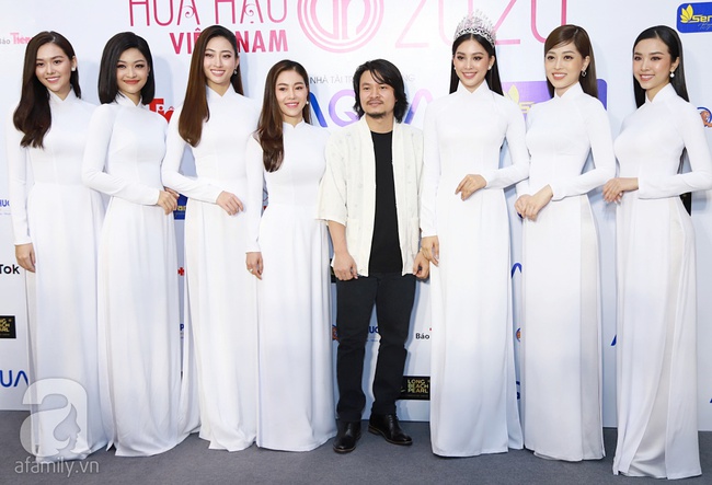 Hoa hậu Mỹ Linh, Tiểu Vy, Thùy Linh cùng dàn hậu đồng loạt diện áo dài trắng - Ảnh 2.