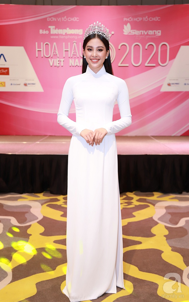 Hoa hậu Mỹ Linh, Tiểu Vy, Thùy Linh cùng dàn hậu đồng loạt diện áo dài trắng - Ảnh 4.