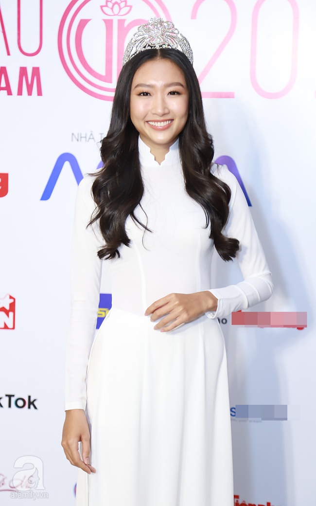 Hoa hậu Mỹ Linh, Tiểu Vy, Thùy Linh cùng dàn hậu đồng loạt diện áo dài trắng - Ảnh 9.