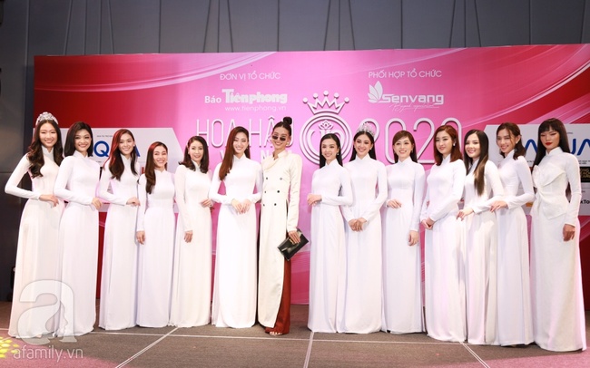 Hoa hậu Mỹ Linh, Tiểu Vy, Thùy Linh cùng dàn hậu đồng loạt diện áo dài trắng - Ảnh 3.