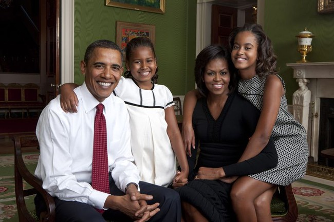 Con gái út nhà ông Obama lại gây sốt với vẻ ngoài lột xác, vô cùng gợi cảm và lấn át cả cô chị của mình - Ảnh 1.