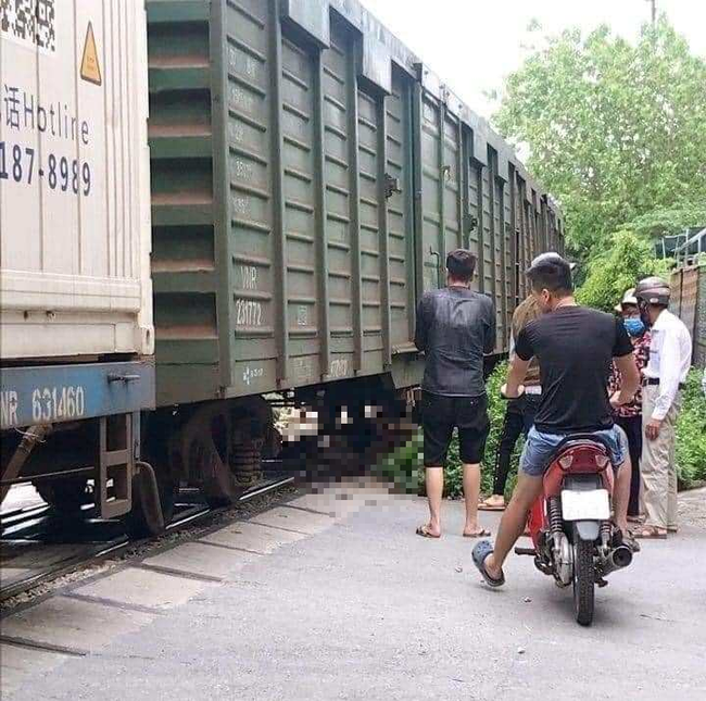 Hà Nội: Người phụ nữ bất ngờ lao vào tàu hỏa đang chạy - Ảnh 1.