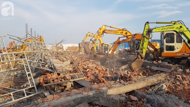 Vụ sập công trình ở khu công nghiệp Giang Điền, Đồng Nai: Hiện trường tan hoang, 25 người thương vong - Ảnh 8.