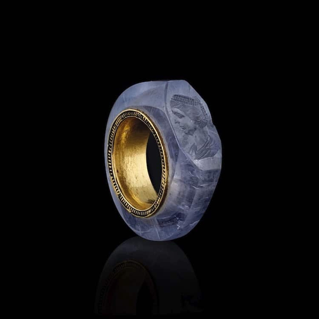 Bí ẩn gương mặt người phụ nữ đẹp tuyệt trần khắc trên chiếc nhẫn Sapphire 2.000 năm tuổi của vị hoàng đế La Mã ham mê sắc dục - Ảnh 3.