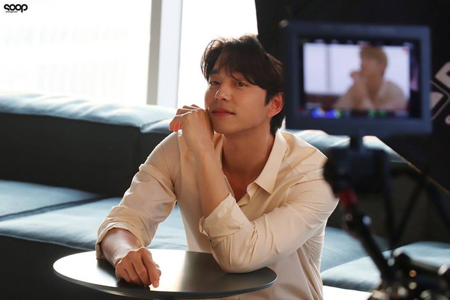 Mê mẩn trước loạt khoảnh khắc đẹp xuất sắc của &quot;ông chú yêu tinh&quot; Gong Yoo, 40 tuổi rồi nhưng vẫn điển trai và phong độ ngời ngời - Ảnh 3.