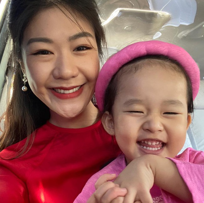Bé gái đầu lòng của nữ cơ trưởng Huỳnh Lý Đông Phương mới ngày nào con bé tý xíu, nay đã đeo tạp dề phụ mẹ việc bếp núc - Ảnh 4.