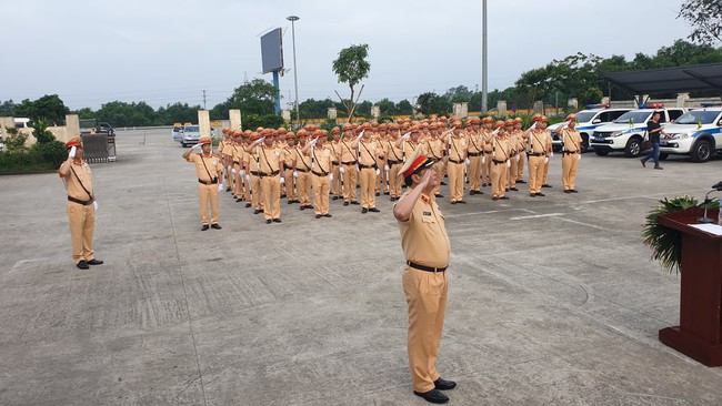 Những hình ảnh ngày đầu của CSGT ra quân xử phạt tất cả các lỗi vi phạm - Ảnh 3. Những hình ảnh ngày đầu của CSGT ra quân xử phạt tất cả các lỗi vi phạm - Ảnh 3.